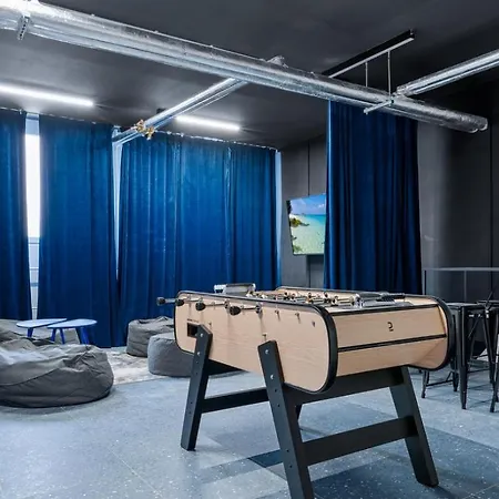 Live-inn 1 Bdr View For 1-4 Guests, 20 Mins To Center, Lift, Gym, Reception, Parking, Roof Terrace, Game & Party פראג