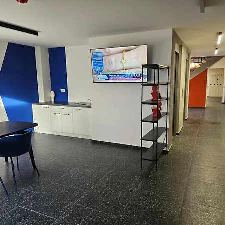 Live-inn 1 Bdr View For 1-4 Guests, 20 Mins To Center, Lift, Gym, Reception, Parking, Roof Terrace, Game & Party דירה פראג