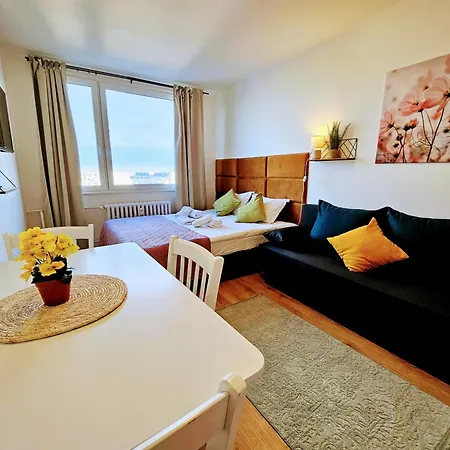 Live-inn 1 Bdr View For 1-4 Guests, 20 Mins To Center, Lift, Gym, Reception, Parking, Roof Terrace, Game & Party פראג
