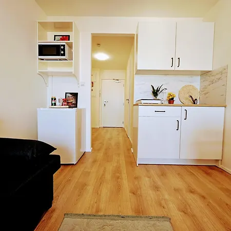 דירה Live-inn 1 Bdr View For 1-4 Guests, 20 Mins To Center, Lift, Gym, Reception, Parking, Roof Terrace, Game & Party פראג