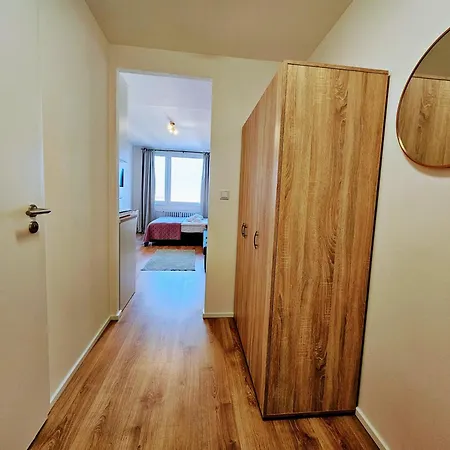 Live-inn 1 Bdr View For 1-4 Guests, 20 Mins To Center, Lift, Gym, Reception, Parking, Roof Terrace, Game & Party פראג