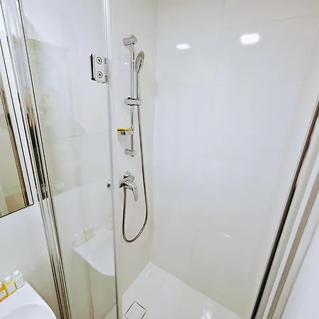 Live-inn 1 Bdr View For 1-4 Guests, 20 Mins To Center, Lift, Gym, Reception, Parking, Roof Terrace, Game & Party דירה