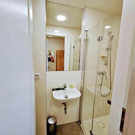 Live-inn 1 Bdr View For 1-4 Guests, 20 Mins To Center, Lift, Gym, Reception, Parking, Roof Terrace, Game & Party פראג