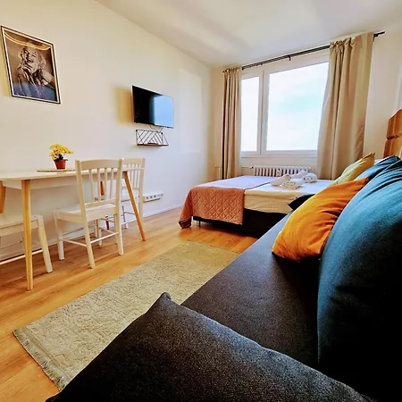Live-inn 1 Bdr View For 1-4 Guests, 20 Mins To Center, Lift, Gym, Reception, Parking, Roof Terrace, Game & Party * פראג