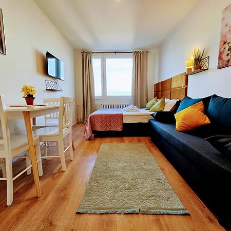 Live-inn 1 Bdr View For 1-4 Guests, 20 Mins To Center, Lift, Gym, Reception, Parking, Roof Terrace, Game & Party דירה