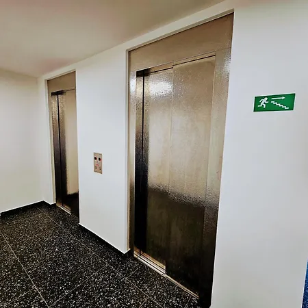 Live-inn 1 Bdr View For 1-4 Guests, 20 Mins To Center, Lift, Gym, Reception, Parking, Roof Terrace, Game & Party * פראג