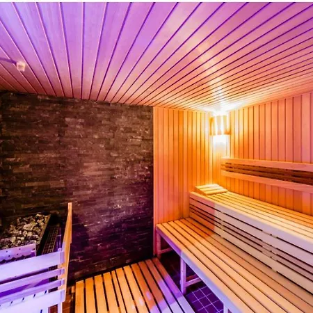Live-inn 1 Bdr View For 1-4 Guests, 20 Mins To Center, Lift, Gym, Reception, Parking, Roof Terrace, Game & Party דירה פראג