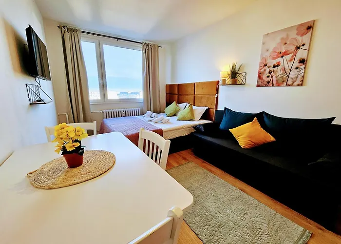 Live-inn 1 Bdr View For 1-4 Guests, 20 Mins To Center, Lift, Gym, Reception, Parking, Roof Terrace, Game & Party Прага