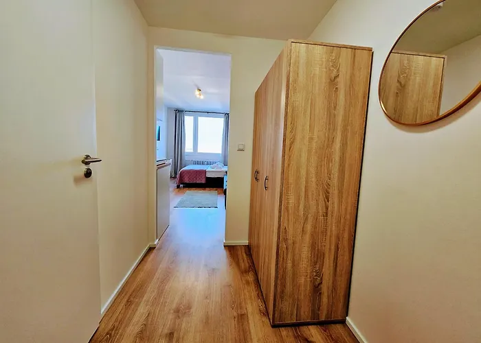 Live-inn 1 Bdr View For 1-4 Guests, 20 Mins To Center, Lift, Gym, Reception, Parking, Roof Terrace, Game & Party Прага