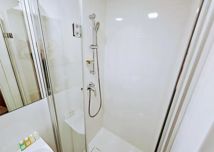 Live-inn 1 Bdr View For 1-4 Guests, 20 Mins To Center, Lift, Gym, Reception, Parking, Roof Terrace, Game & Party Апартаменты