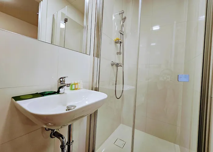 Апартаменты Live-inn 1 Bdr View For 1-4 Guests, 20 Mins To Center, Lift, Gym, Reception, Parking, Roof Terrace, Game & Party