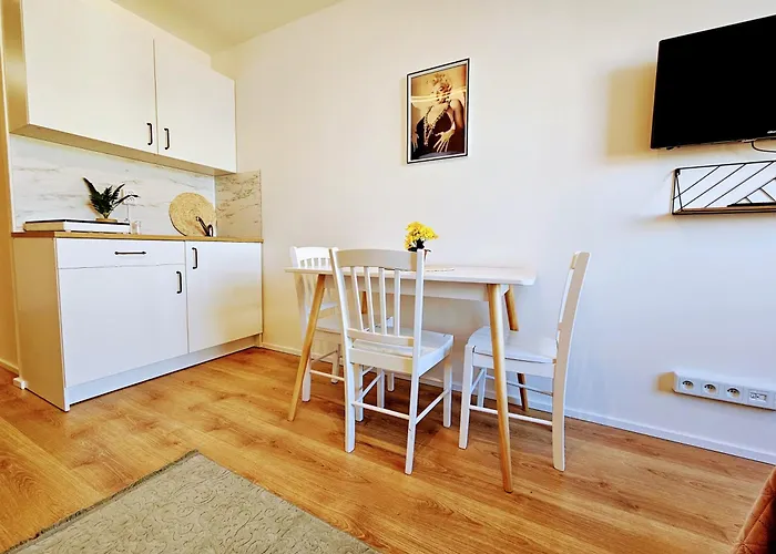 Live-inn 1 Bdr View For 1-4 Guests, 20 Mins To Center, Lift, Gym, Reception, Parking, Roof Terrace, Game & Party *