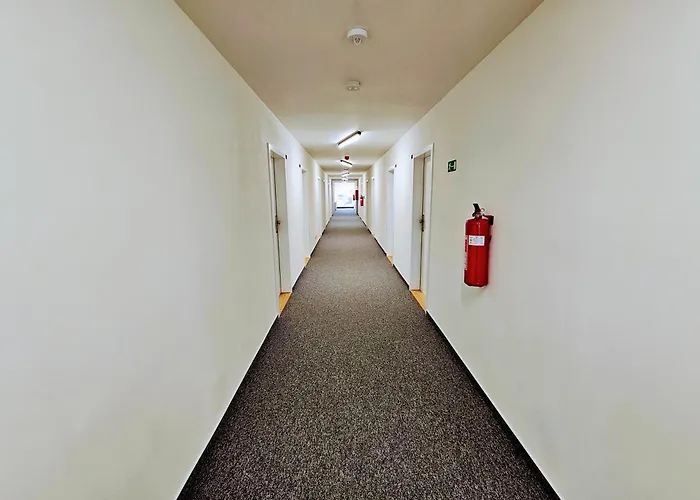 Live-inn 1 Bdr View For 1-4 Guests, 20 Mins To Center, Lift, Gym, Reception, Parking, Roof Terrace, Game & Party Апартаменты