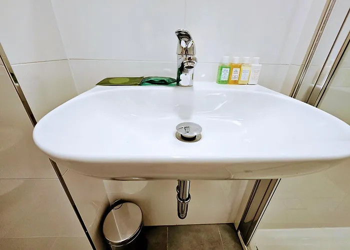 Апартаменты Live-inn 1 Bdr View For 1-4 Guests, 20 Mins To Center, Lift, Gym, Reception, Parking, Roof Terrace, Game & Party Прага