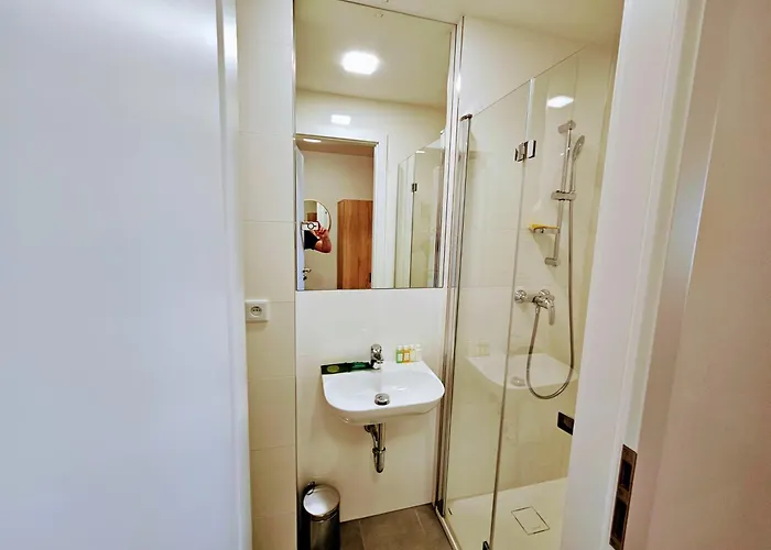 Live-inn 1 Bdr View For 1-4 Guests, 20 Mins To Center, Lift, Gym, Reception, Parking, Roof Terrace, Game & Party Прага