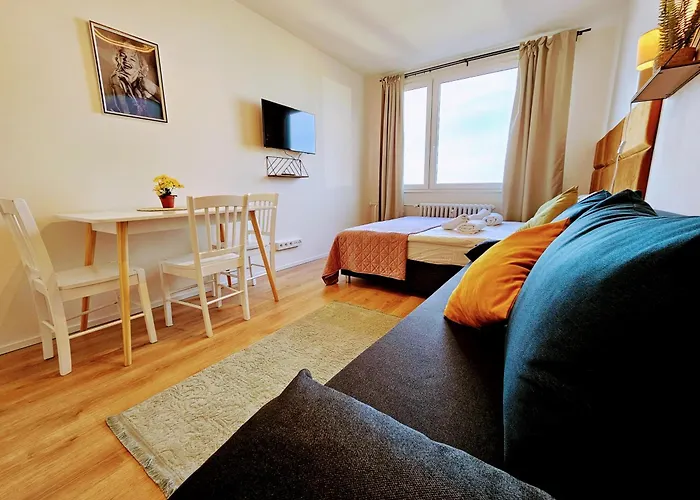 Live-inn 1 Bdr View For 1-4 Guests, 20 Mins To Center, Lift, Gym, Reception, Parking, Roof Terrace, Game & Party * Прага