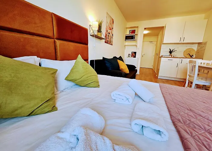 Live-inn 1 Bdr View For 1-4 Guests, 20 Mins To Center, Lift, Gym, Reception, Parking, Roof Terrace, Game & Party