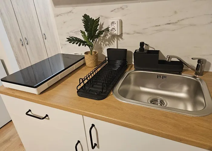 Live-inn 1 Bdr View For 1-4 Guests, 20 Mins To Center, Lift, Gym, Reception, Parking, Roof Terrace, Game & Party Апартаменты Прага