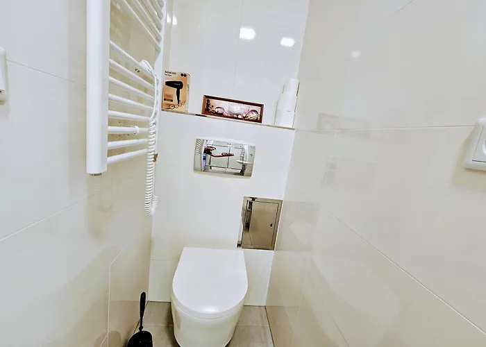 Live-inn 1 Bdr View For 1-4 Guests, 20 Mins To Center, Lift, Gym, Reception, Parking, Roof Terrace, Game & Party