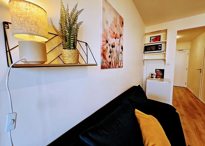 Live-inn 1 Bdr View For 1-4 Guests, 20 Mins To Center, Lift, Gym, Reception, Parking, Roof Terrace, Game & Party Апартаменты