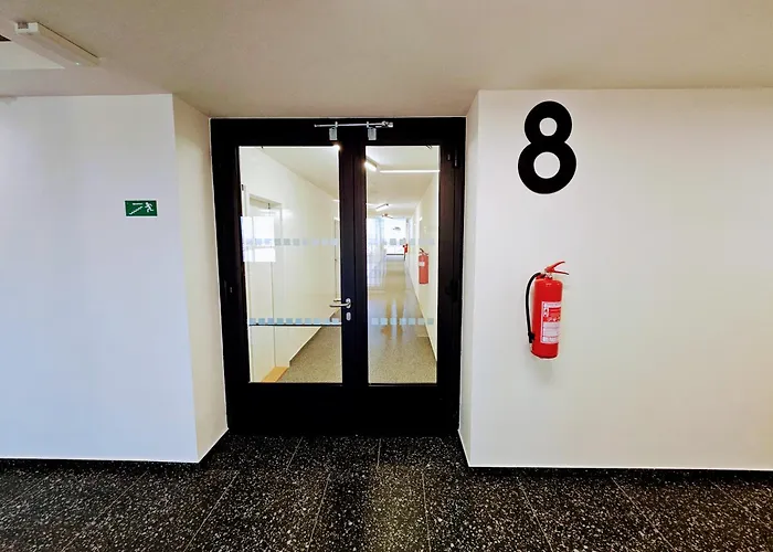 Апартаменты Live-inn 1 Bdr View For 1-4 Guests, 20 Mins To Center, Lift, Gym, Reception, Parking, Roof Terrace, Game & Party Прага