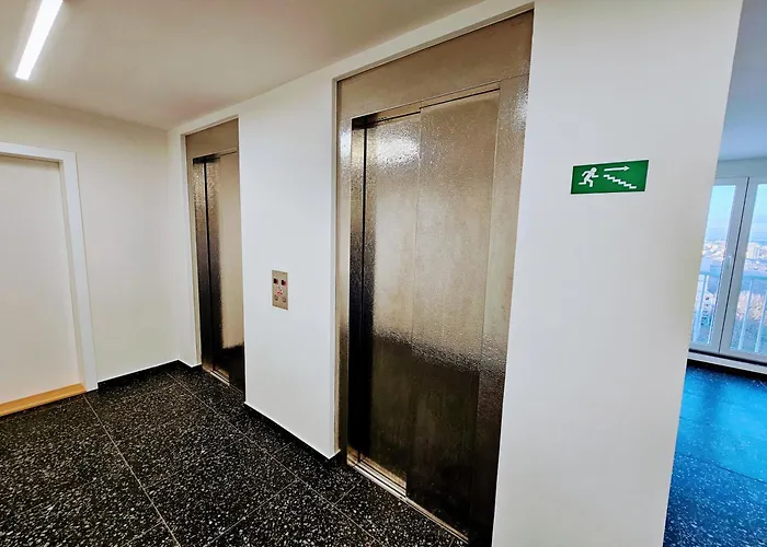 Live-inn 1 Bdr View For 1-4 Guests, 20 Mins To Center, Lift, Gym, Reception, Parking, Roof Terrace, Game & Party * Прага