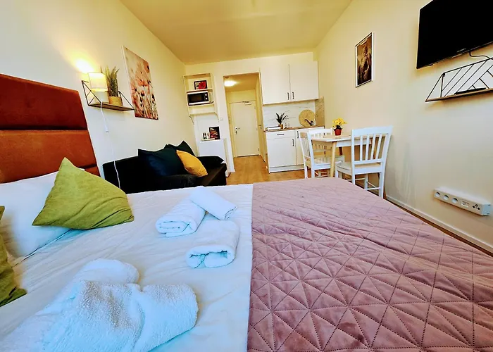 Live-inn 1 Bdr View For 1-4 Guests, 20 Mins To Center, Lift, Gym, Reception, Parking, Roof Terrace, Game & Party * Прага