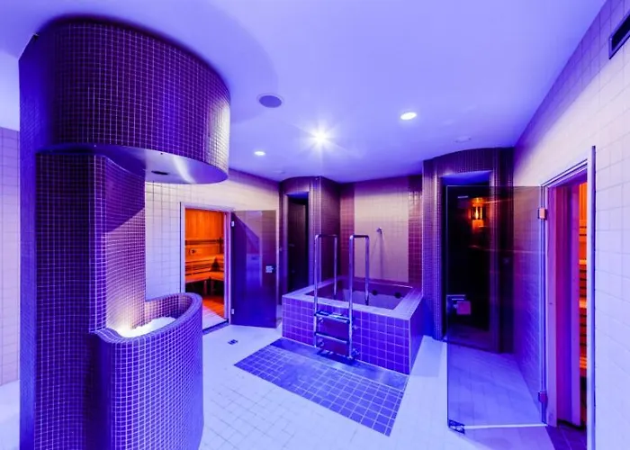 Апартаменты Live-inn 1 Bdr View For 1-4 Guests, 20 Mins To Center, Lift, Gym, Reception, Parking, Roof Terrace, Game & Party
