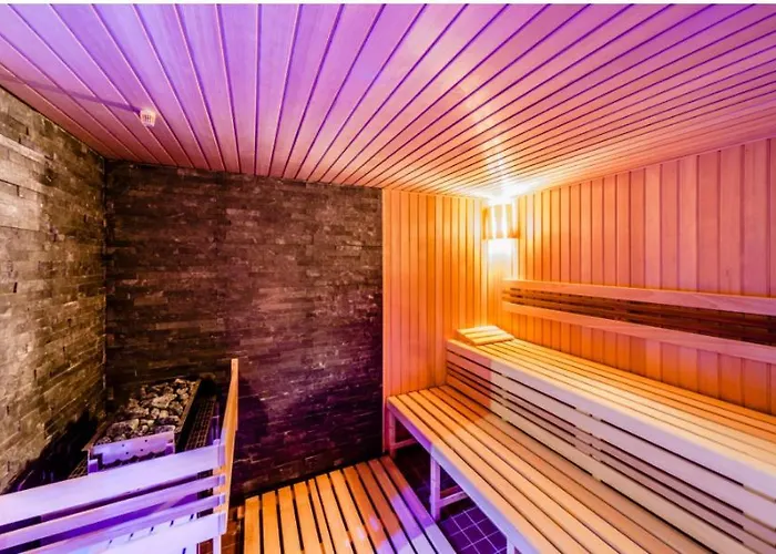 Live-inn 1 Bdr View For 1-4 Guests, 20 Mins To Center, Lift, Gym, Reception, Parking, Roof Terrace, Game & Party Апартаменты Прага