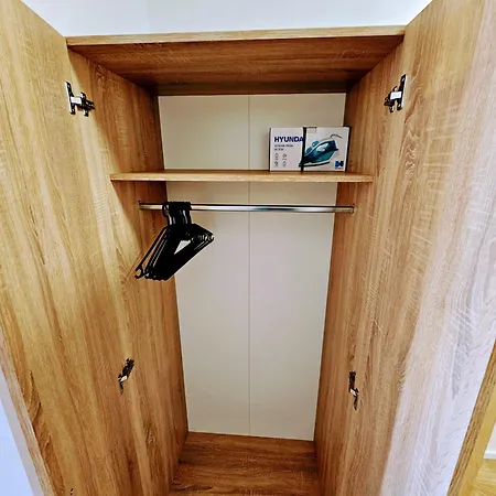 Apartment Live-inn 1 Bdr View For 1-4 Guests, 20 Mins To Center, Lift, Gym, Reception, Parking, Roof Terrace, Game & Party Prague