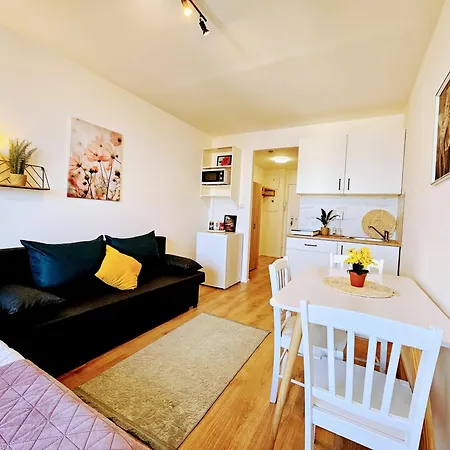 Apartment Live-inn 1 Bdr View For 1-4 Guests, 20 Mins To Center, Lift, Gym, Reception, Parking, Roof Terrace, Game & Party