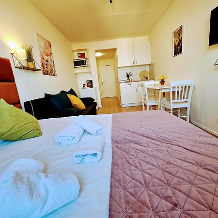 Live-inn 1 Bdr View For 1-4 Guests, 20 Mins To Center, Lift, Gym, Reception, Parking, Roof Terrace, Game & Party * Prague